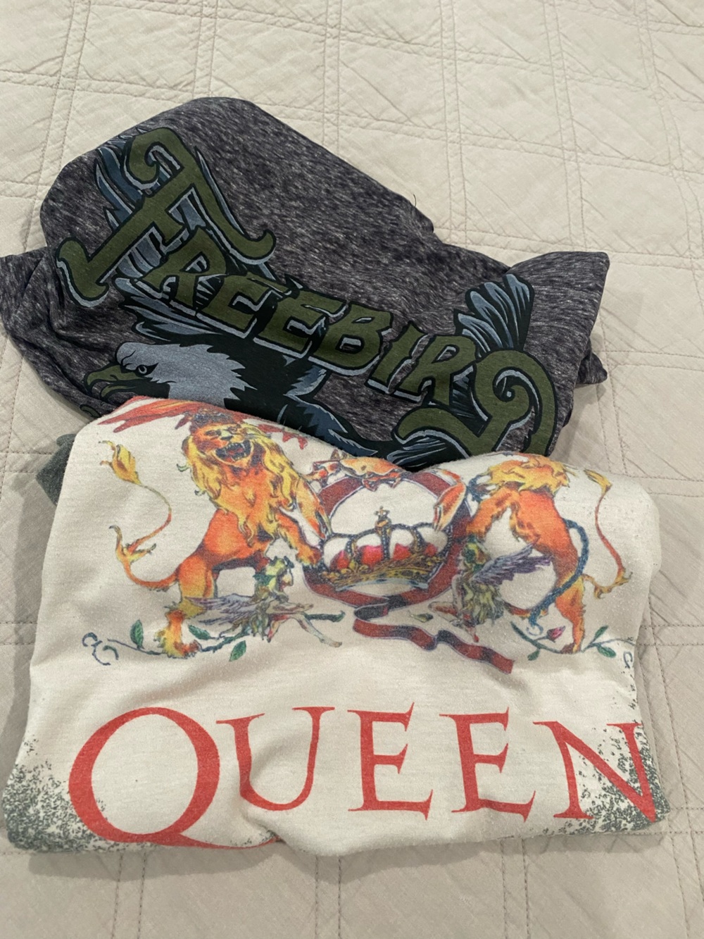 2 Women’s Medium Queen/Lynyrd Skynrd Short Sleeve Graphic Tee